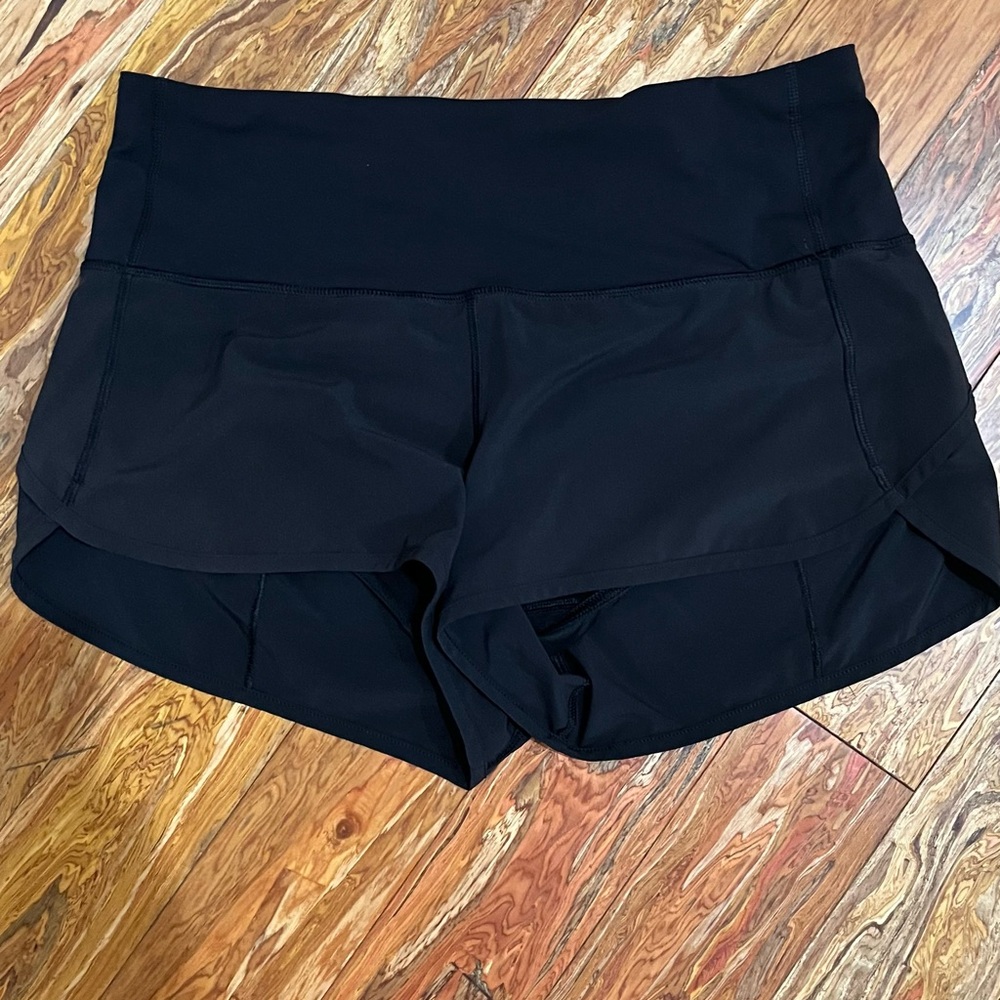 Lululemon size 10 mid rise lined speed up short with back zip pocket & front key